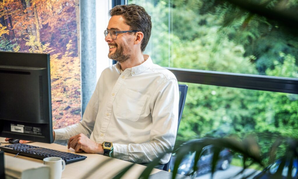 Adviseur achter computer